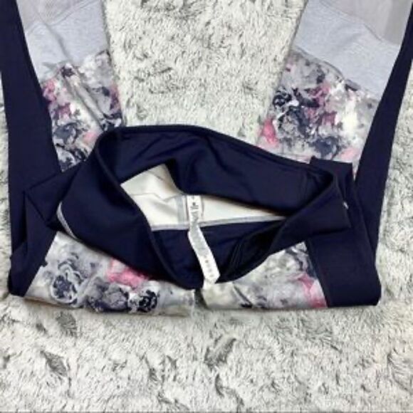 ✨Lululemon If You're Lucky Crop ~size 6~✨ - Picture 6 of 8